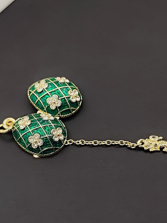 💚Vintage Emerald Enamel Egg Pendant Necklace - Picture 3 of 3